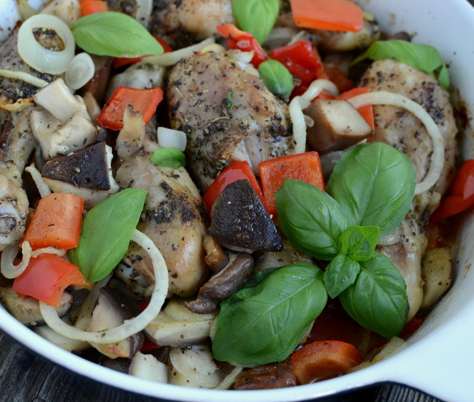 Куриные голени, запеченные с белыми грибами и паприкой