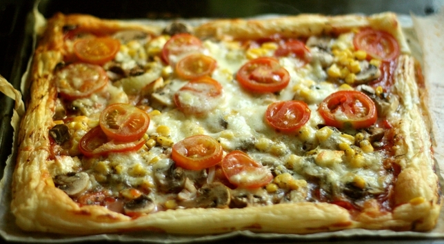 Легкая пицца на слоеном тесте