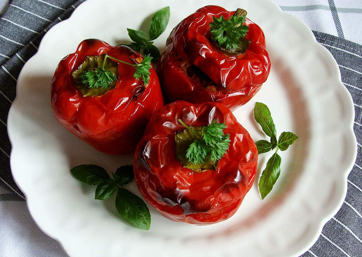 Запеченный перец, фаршированный рисом и мясом
