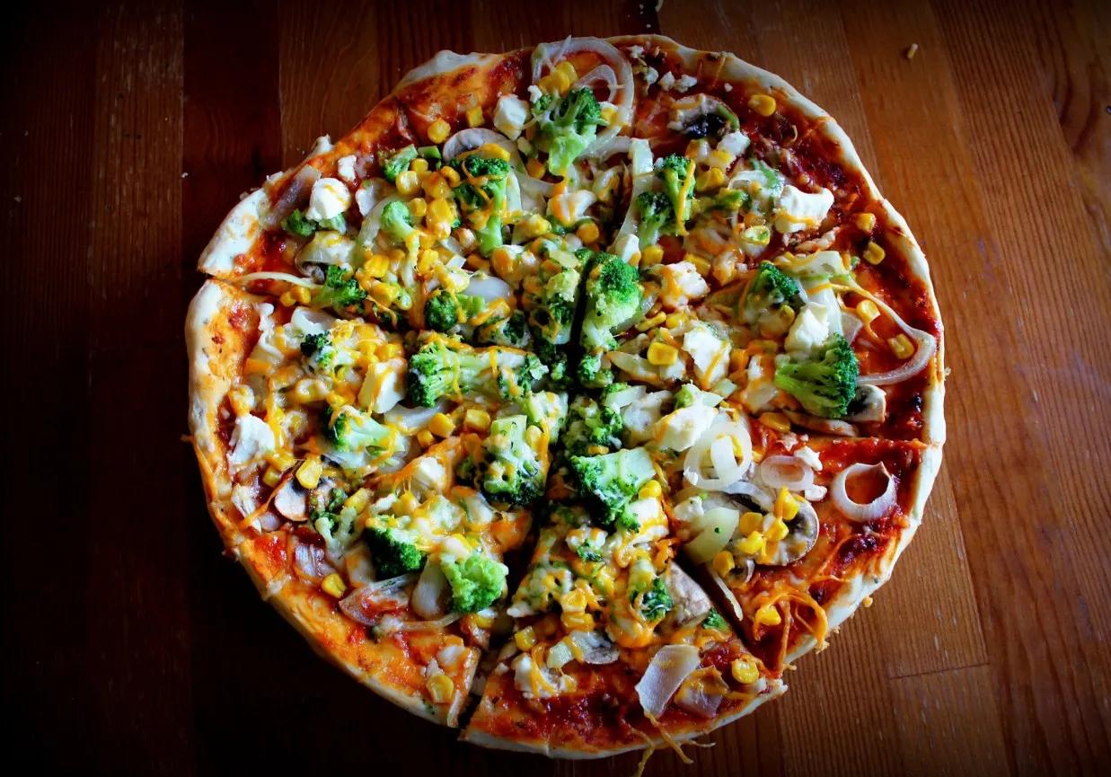 Пицца с брокколи, фета и кукурузой