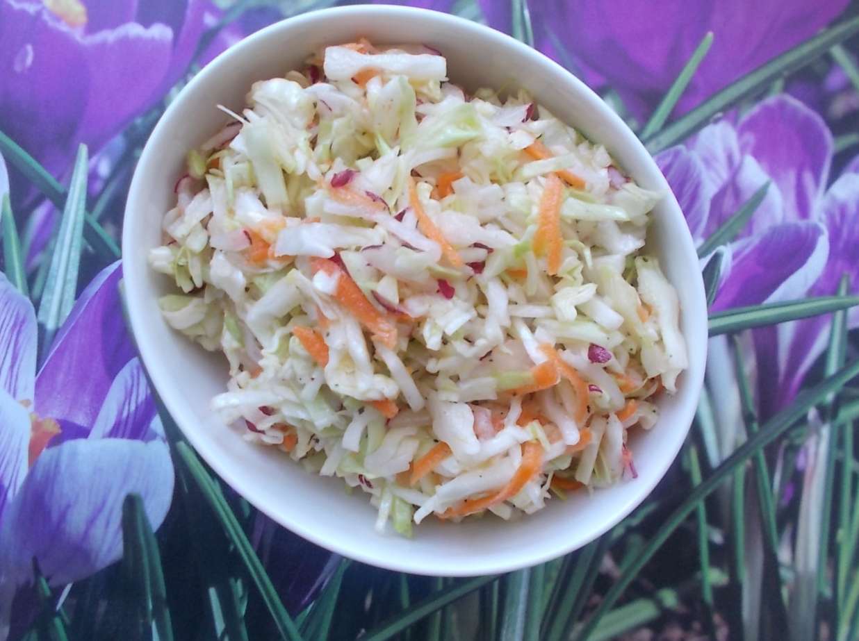 Салат из молодой капусты с редиской