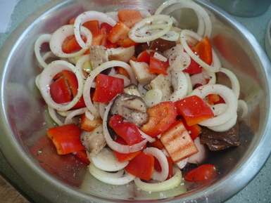 Куриные голени, запеченные с белыми грибами и паприкой