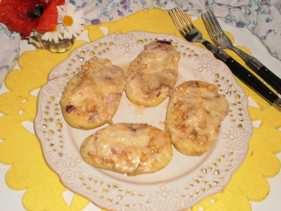 Фаршированные картофельные половинки из духовки