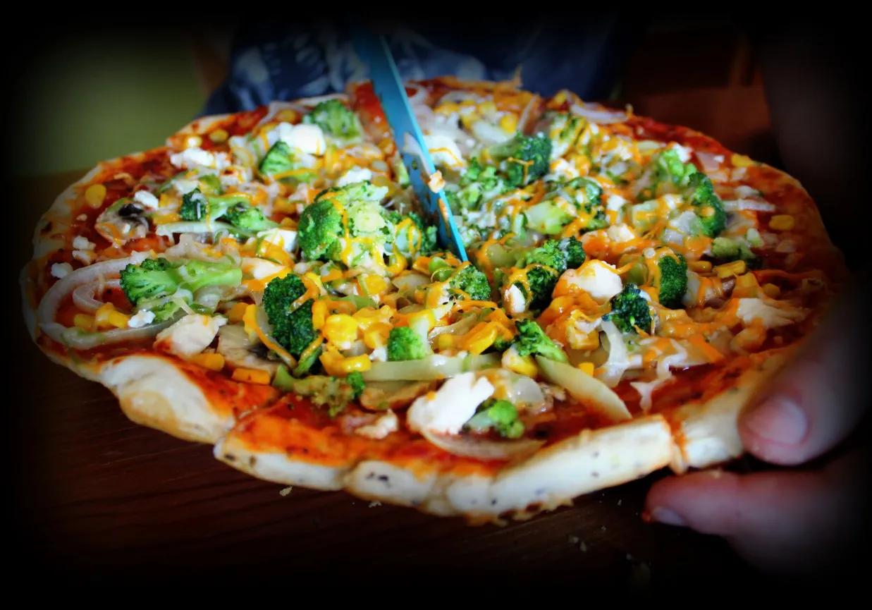 Пицца с брокколи, фета и кукурузой