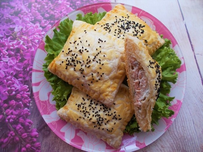 Конверты из слоеного теста с лососем