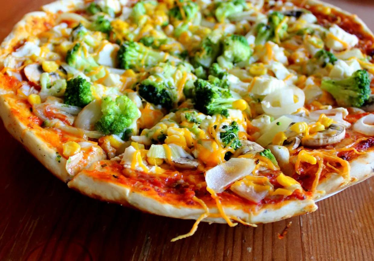 Пицца с брокколи, фета и кукурузой
