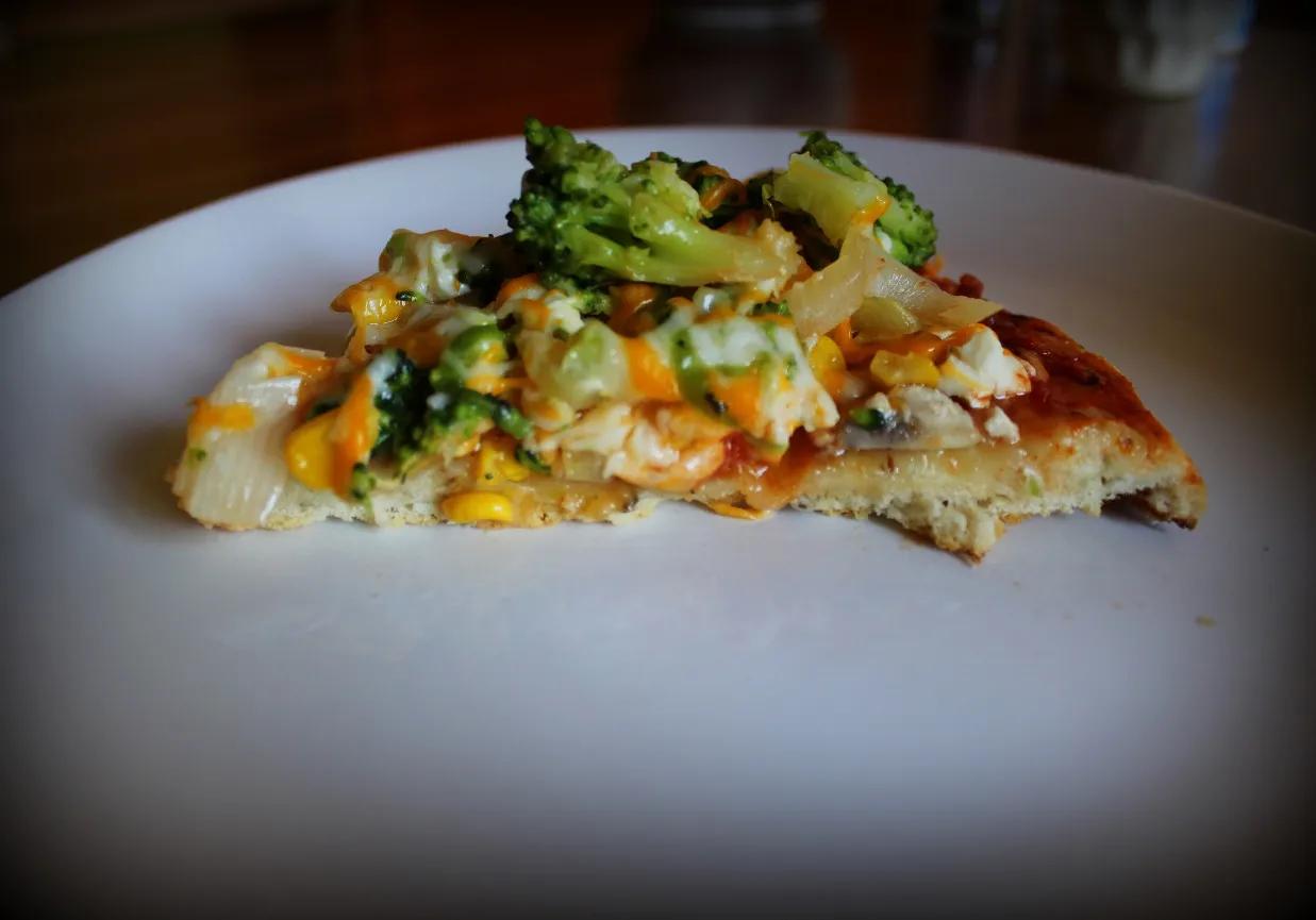 Пицца с брокколи, фета и кукурузой