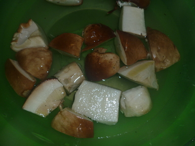 Куриные голени, запеченные с белыми грибами и паприкой