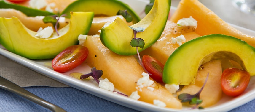 Салат из авокадо, манго и сыра