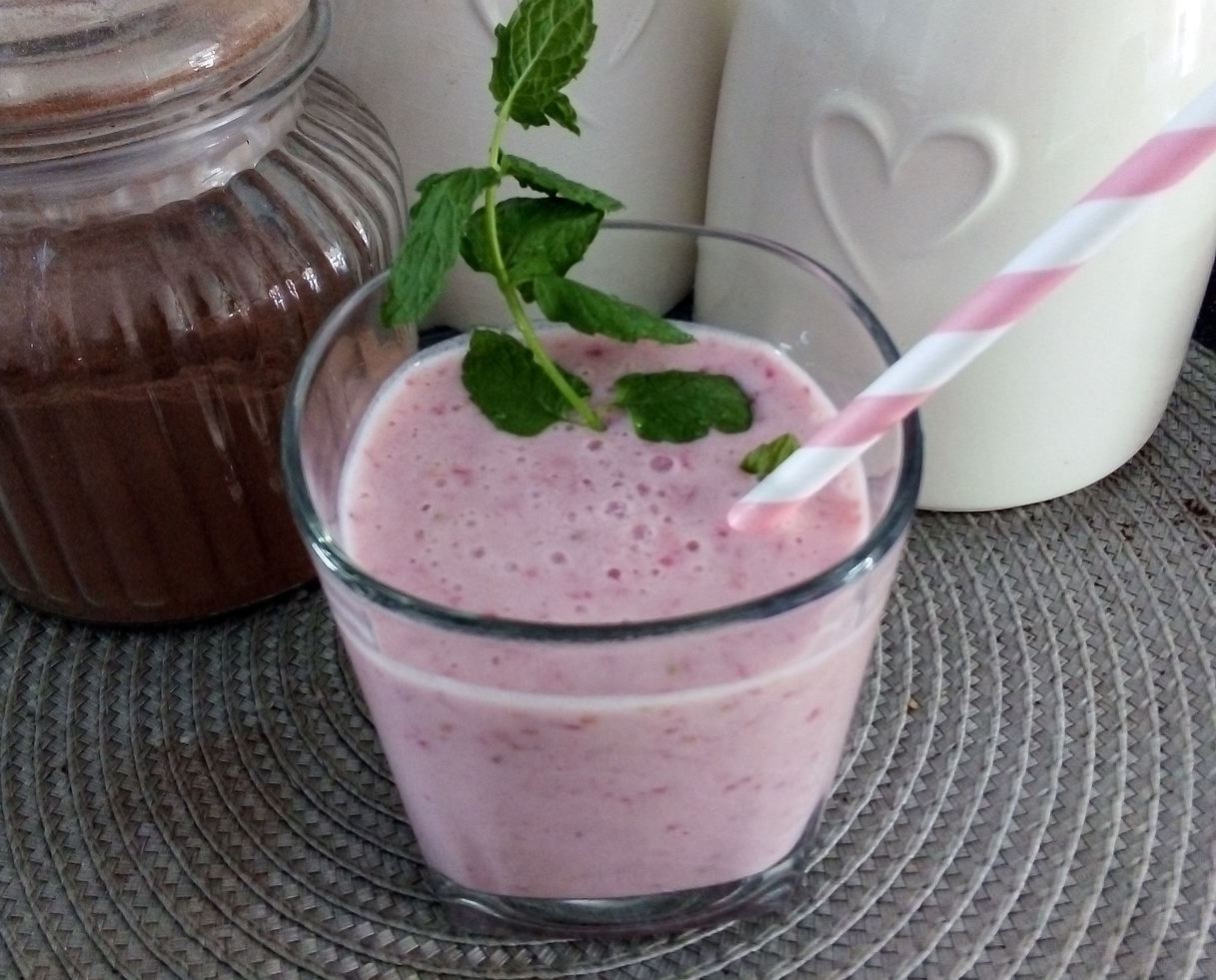 Молочный коктейль с клубникой и малиной