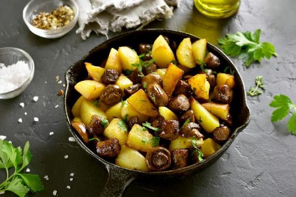 Молодой картофель с грибами и чесноком