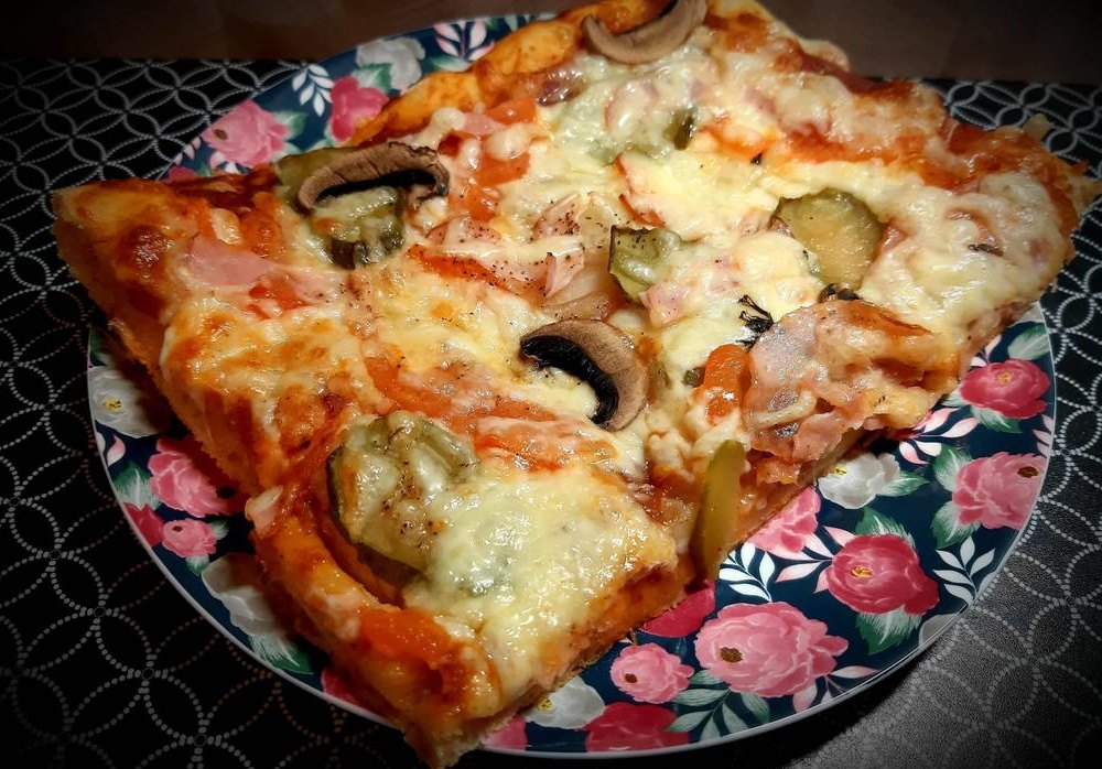 Домашняя пицца на хрустящем дне